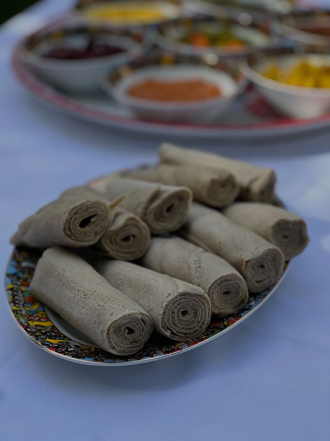 Injera roulée servie à table chez ge'eza
