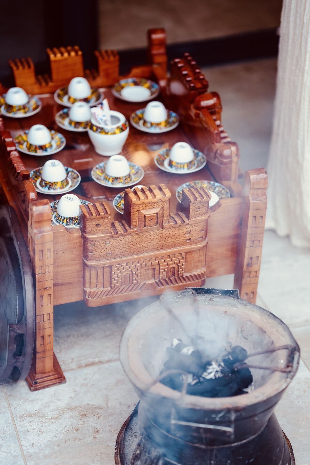 Cérémonie du café éthiopienne servie chez ge'eza, un rituel présent dans les grandes fêtes