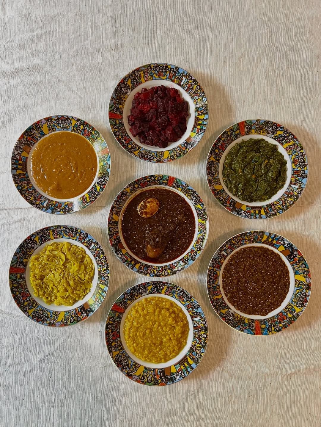 Beyaynetu servi sur injera, sept plats de jeûne disposés en cercle