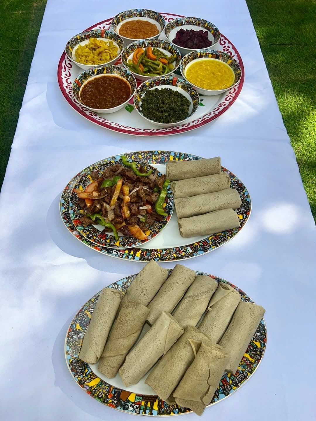 Injera et plats éthiopiens servis dans le jardin