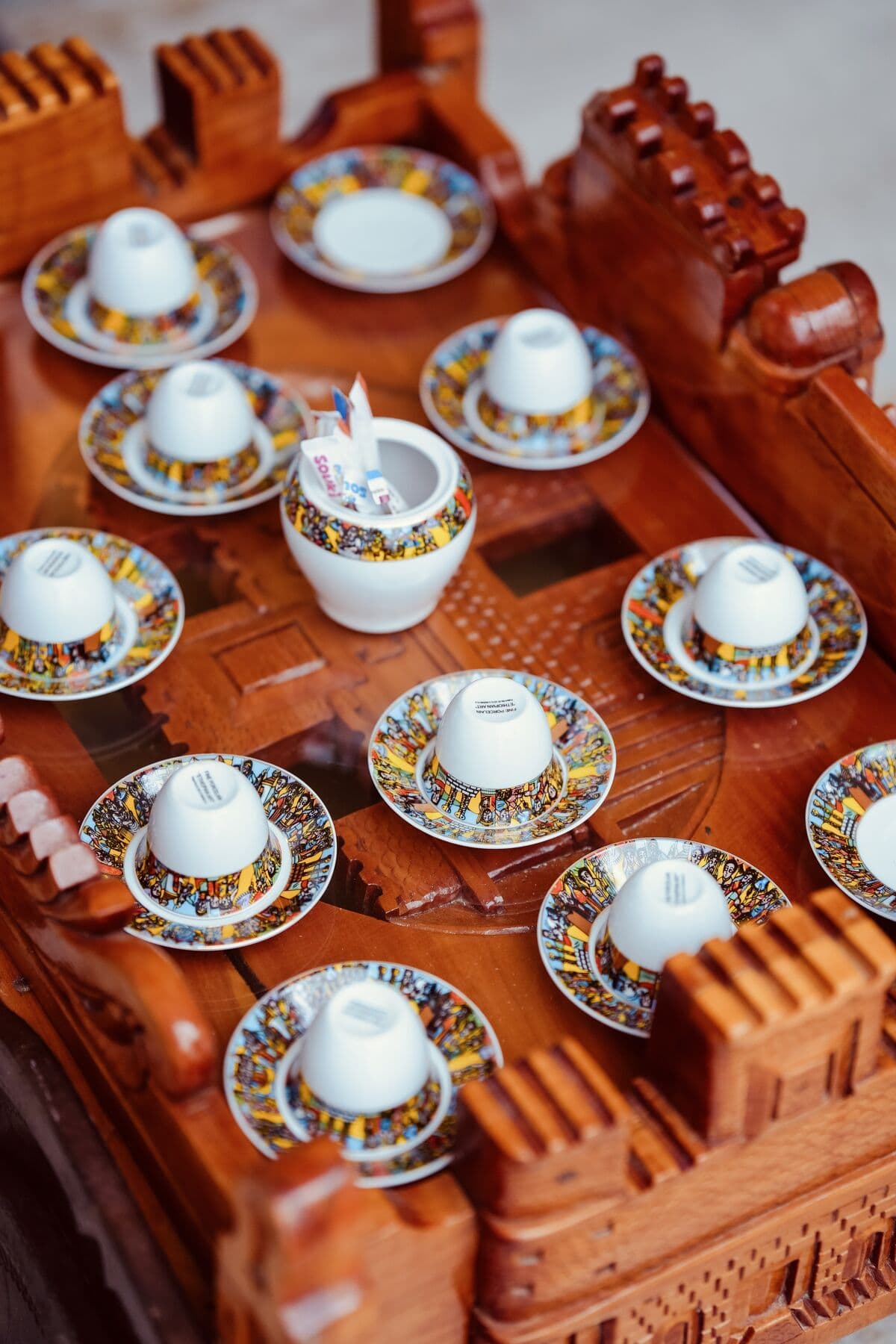 Upturned cups on the carved rekebot