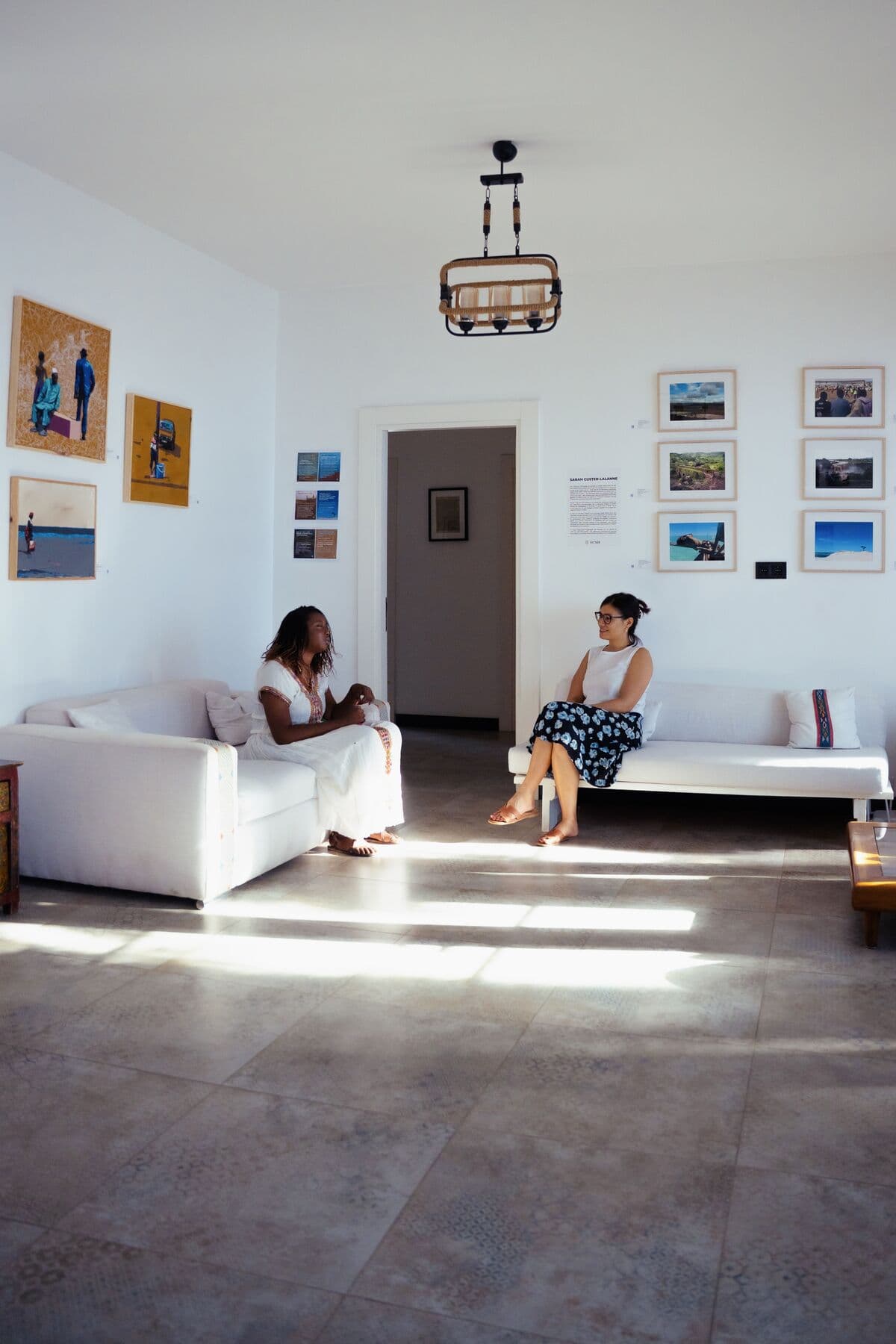 Une salle de la galerie de ge'eza, calme et lumineuse