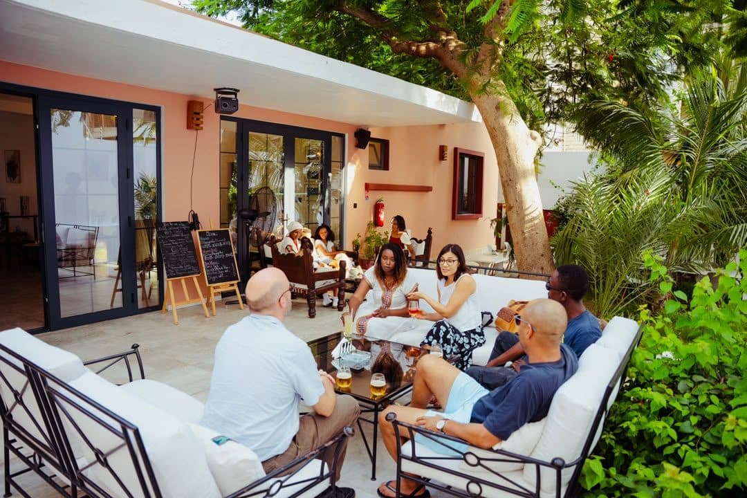 La terrasse de Ge'eza, sous les arbres, à Point E